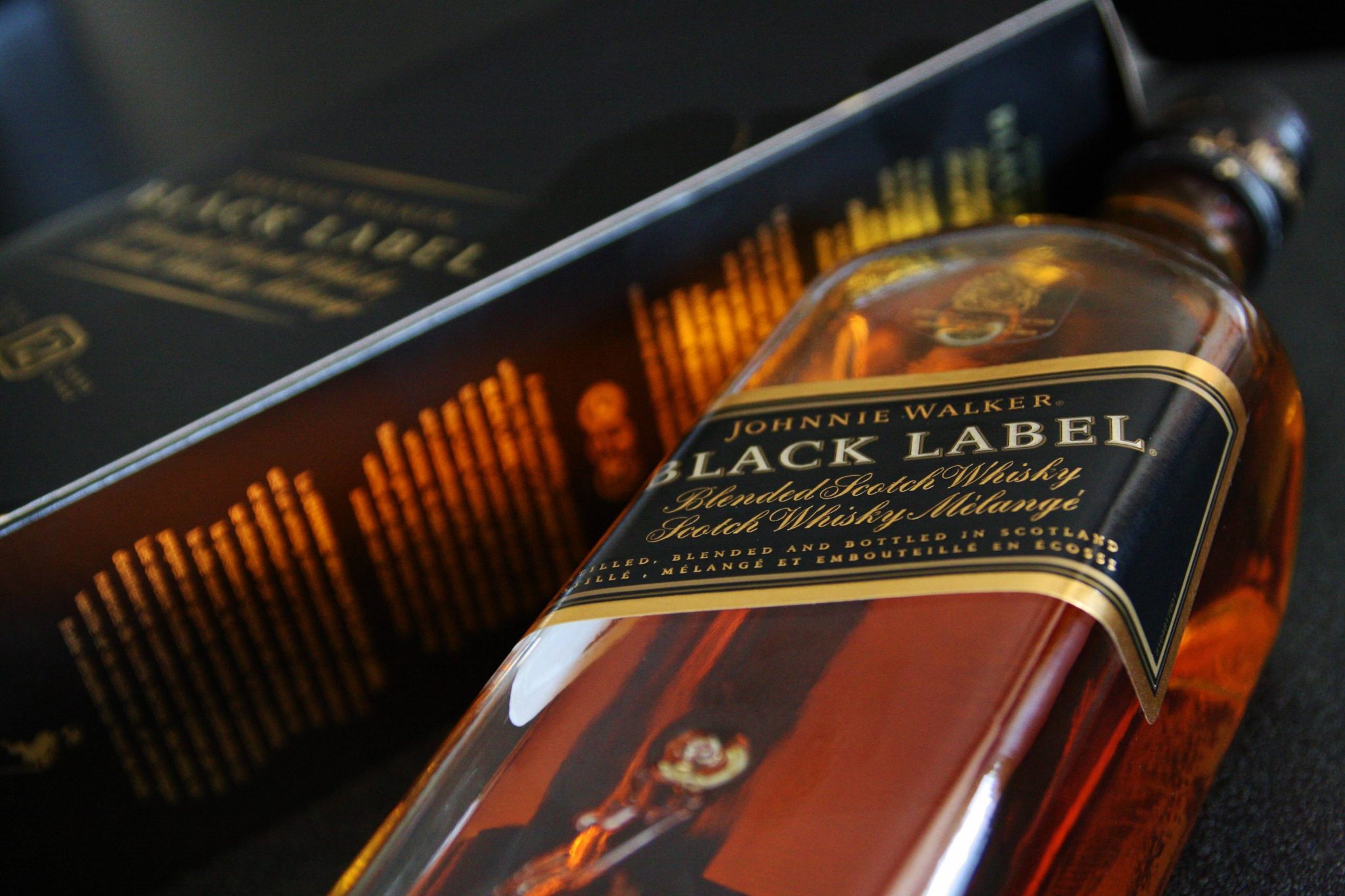 Black walkers. Джонни Уокер Блэк лейбл. Виски Johnnie Walker Black Label. Линейка Джонни Уокер. Black Label Johnnie Walker Label.